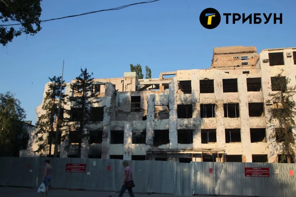 Маріуполь, зруйнована будівля