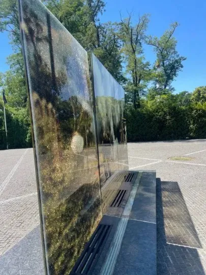 Стела на Алеї пам'яті Героїв Небесної Сотні та загиблих воїнів АТО в Дніпрі