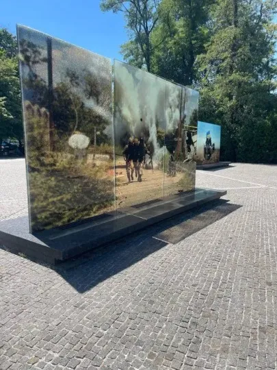 Стела на Алеї пам'яті Героїв Небесної Сотні та загиблих воїнів АТО в Дніпрі