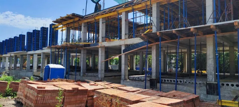Проспект Будівельників у Маріуполі