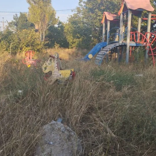 стан дитячого майданчика в Маріуполі
