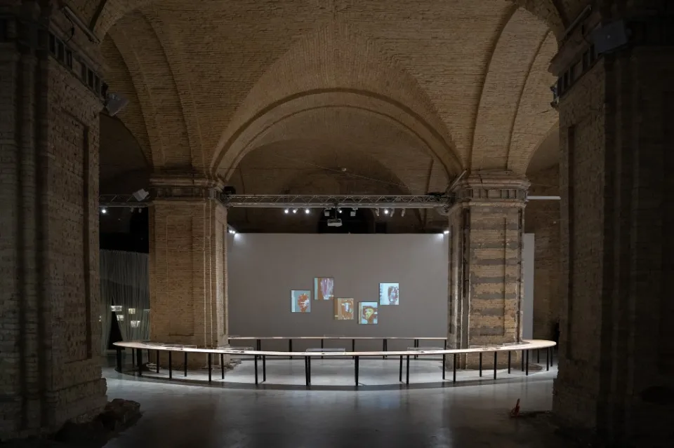 Частина експозиції Між прощанням і поверненням в Мистецькому арсеналі   фото: Олександр Попенко