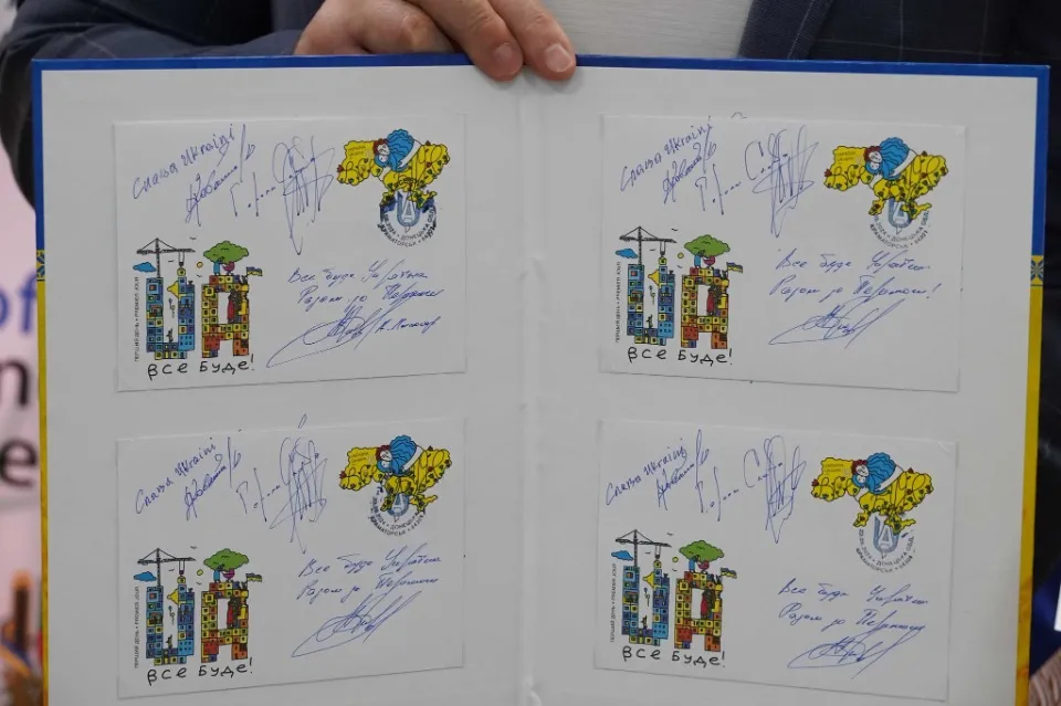 Марка у формі мапи України: “Укрпошта” випустила тираж до Дня Незалежності