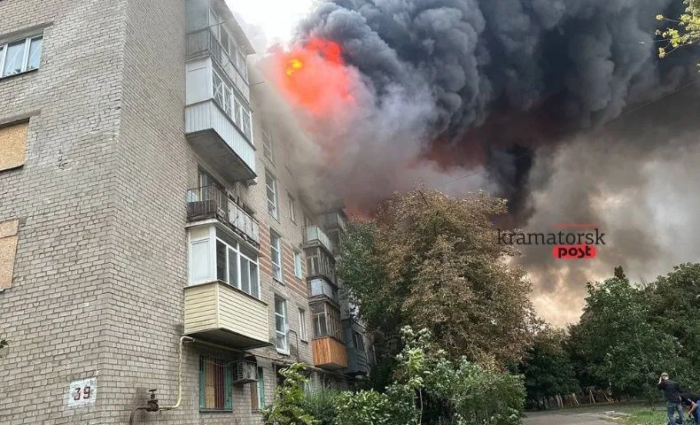 горить багатоповерхівка в Краматорську. Фото: “Kramatorsk Post”