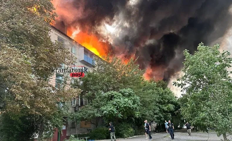 горить багатоповерхівка в Краматорську. Фото: “Kramatorsk Post”