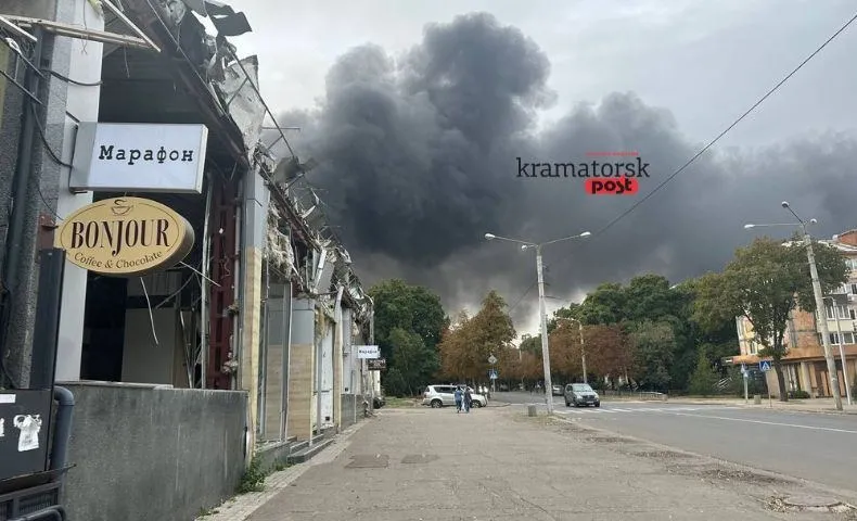 горить багатоповерхівка в Краматорську. Фото: “Kramatorsk Post”