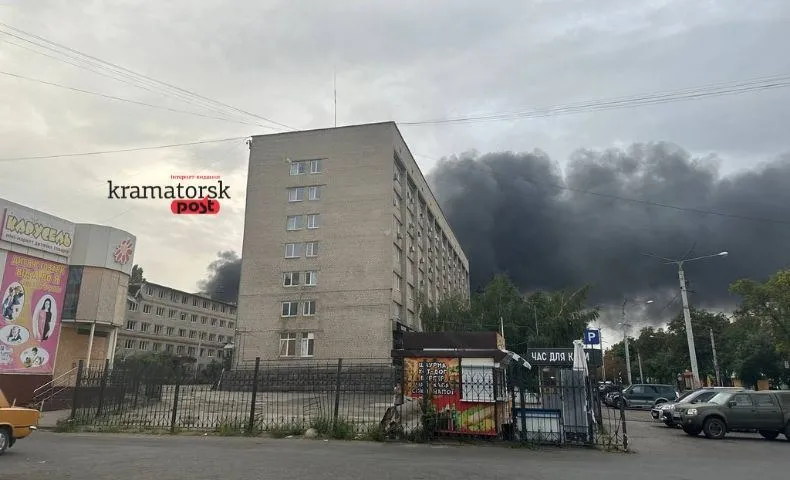 горить багатоповерхівка в Краматорську. Фото: “Kramatorsk Post”