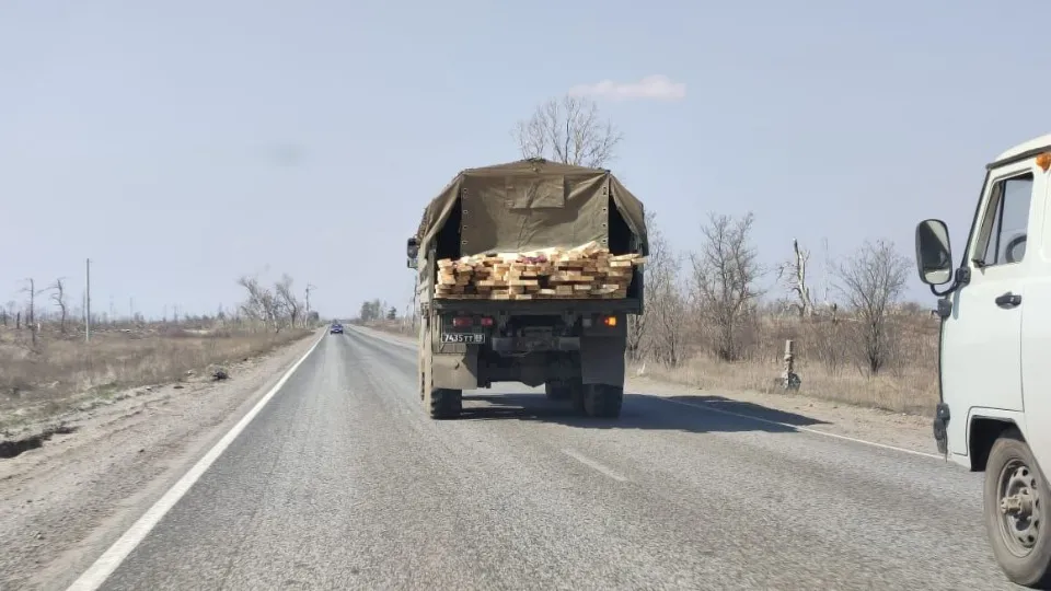 окупанти вивозять спиляну деревину з лісів навколо сєвєродонецька