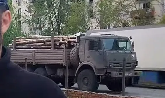 окупанти вивозять спиляну деревину з лісів навколо сєвєродонецька