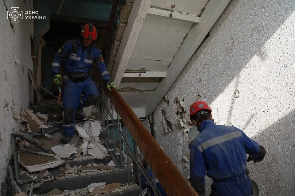 рятувально-пошукові роботи дснс на місці влучання в інституті зв'язку в Полтаві