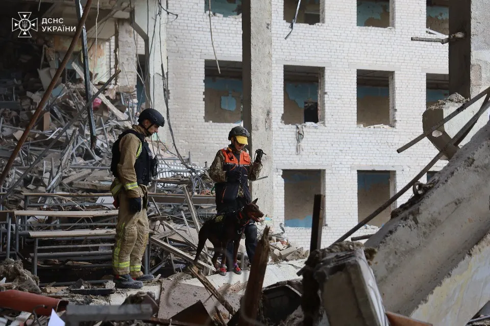 рятувально-пошукові роботи дснс на місці влучання в інституті зв'язку в Полтаві