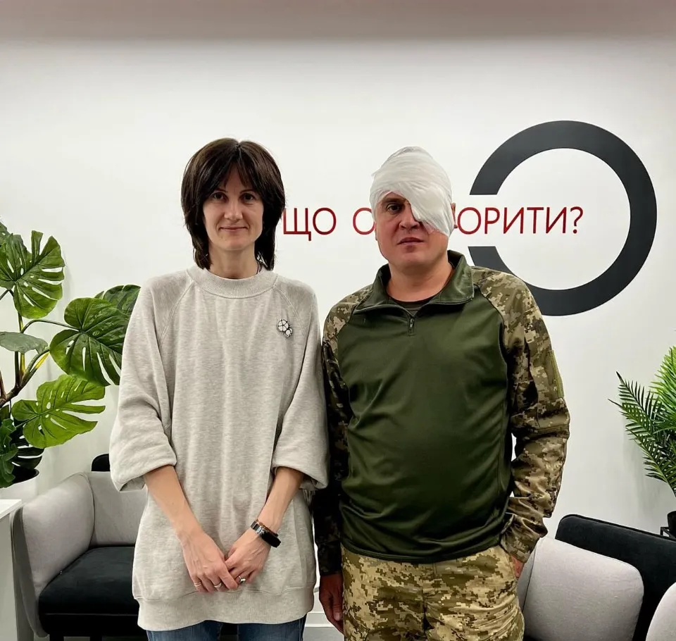 Олена з гранатометником Станіславом, який пройшов операцію з видалення ока в медцентрі Новий зір