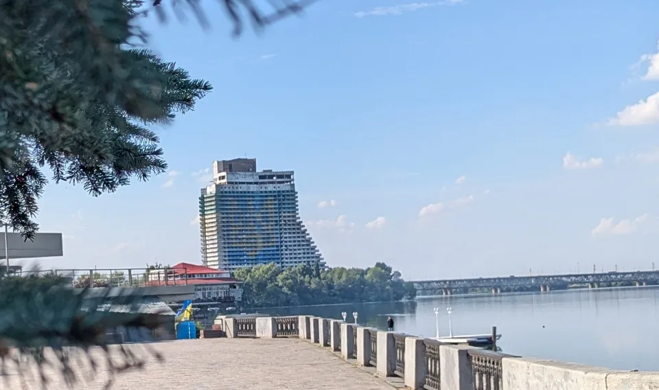 Недобудований готель «Парус» в місті Дніпро