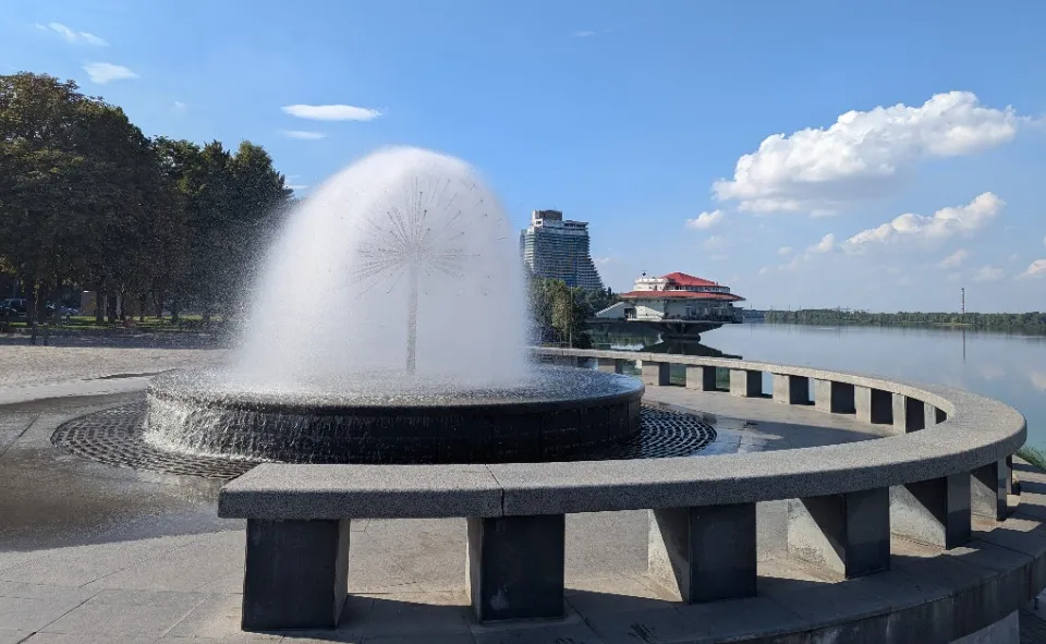 Фонтан Водяна сфера в місті Дніпро