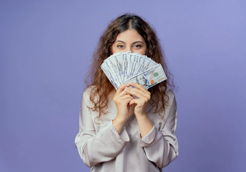 дівчина з грошима