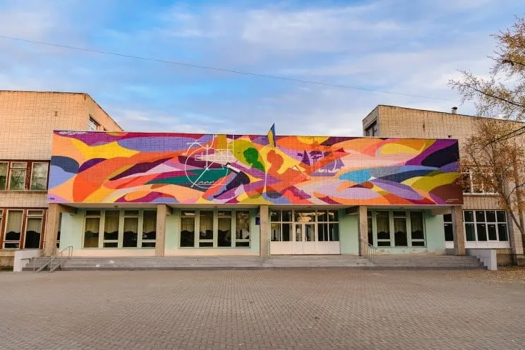 мурал Яна Птушка на ліцеї Ювенес, Сіверськодонецьк