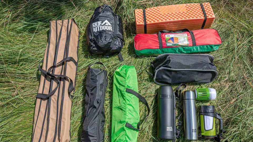 Термоси та туристичне спорядження