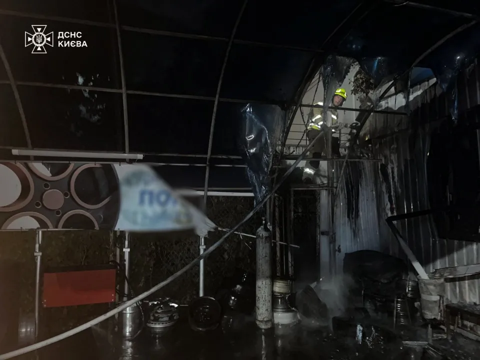 У Києві горіла СТО