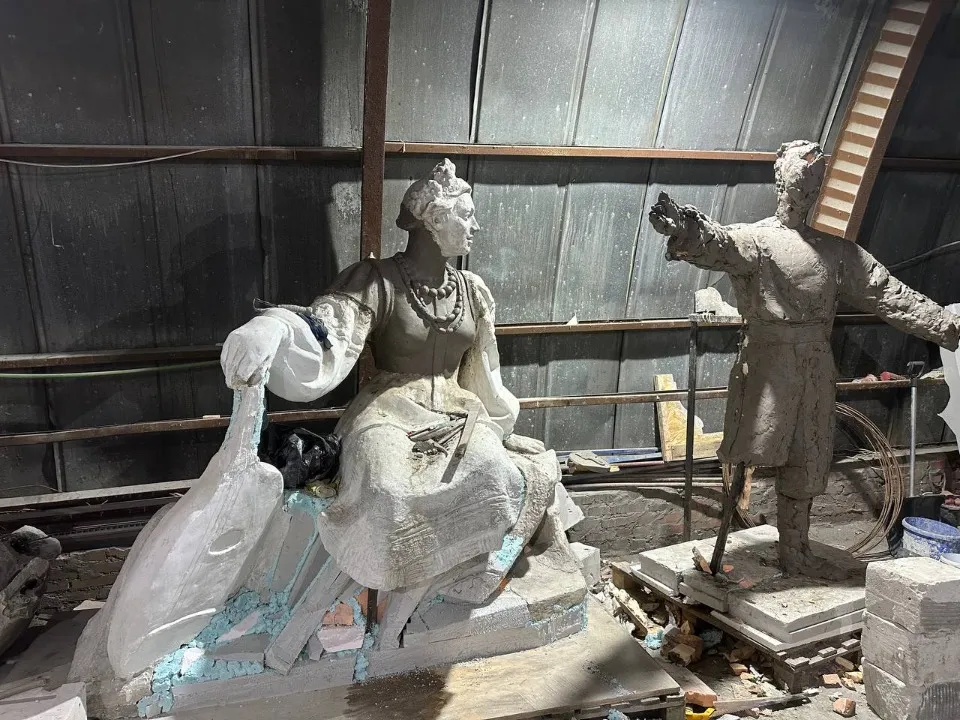 драмтеатр у Маріуполі, відновлення драматичного театру в місті Маріуполь, скульптура в драмтеатрі