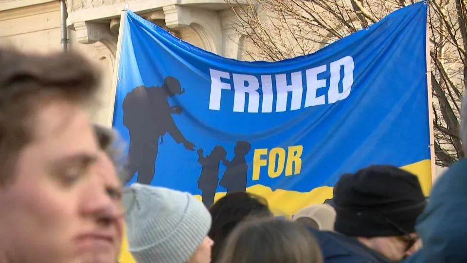 Фото з мітингу під російським посольством в Данії. Прапор організації “Свобода для України”