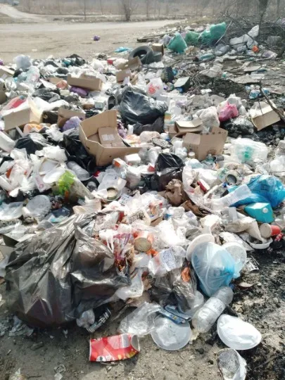 Несанкціоновані сміттєзвалища в окупованому Луганську, сміття, пакети, мусор