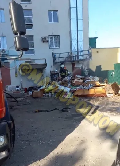 горить сміття в Маріуполі