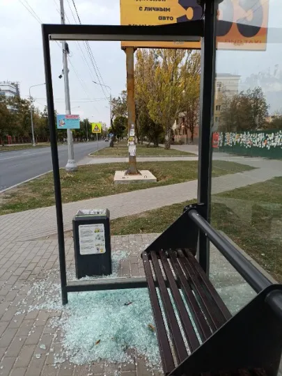 розбита зупинка в Маріуполі