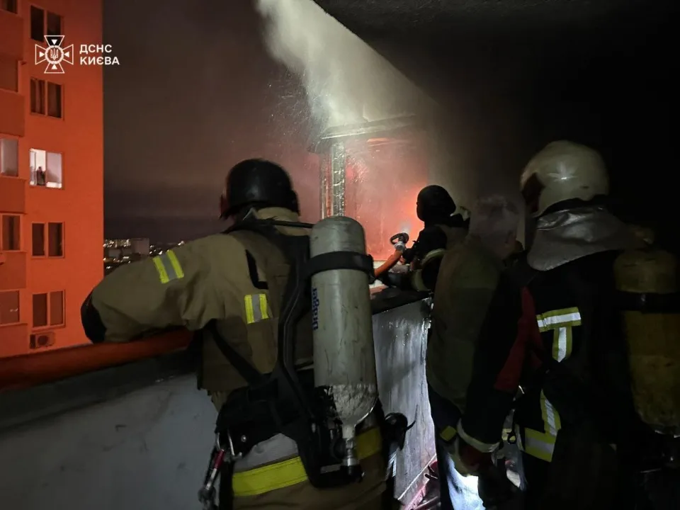 пошкоджена влучанням багатоповерхівка в Солом'янському районі столиці