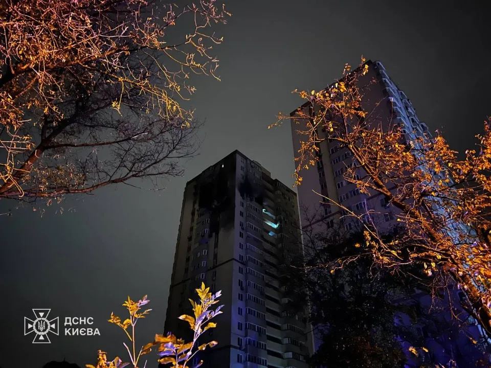 пошкоджена влучанням багатоповерхівка в Солом'янському районі столиці