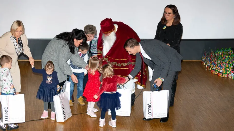 Святкування Дня Святого Миколая учнями школи Рукавичка