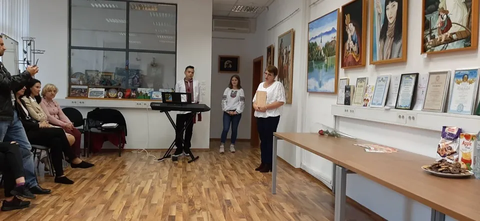 Художня виставка Наталії Крутякової, яка була представлена в приміщенні культурно-освітнього товарис