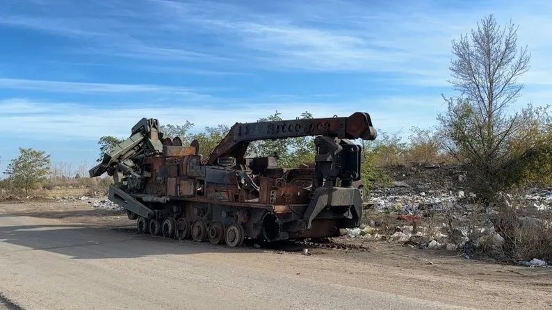 Новодмитрівка на Донеччині, спалена військова техніка