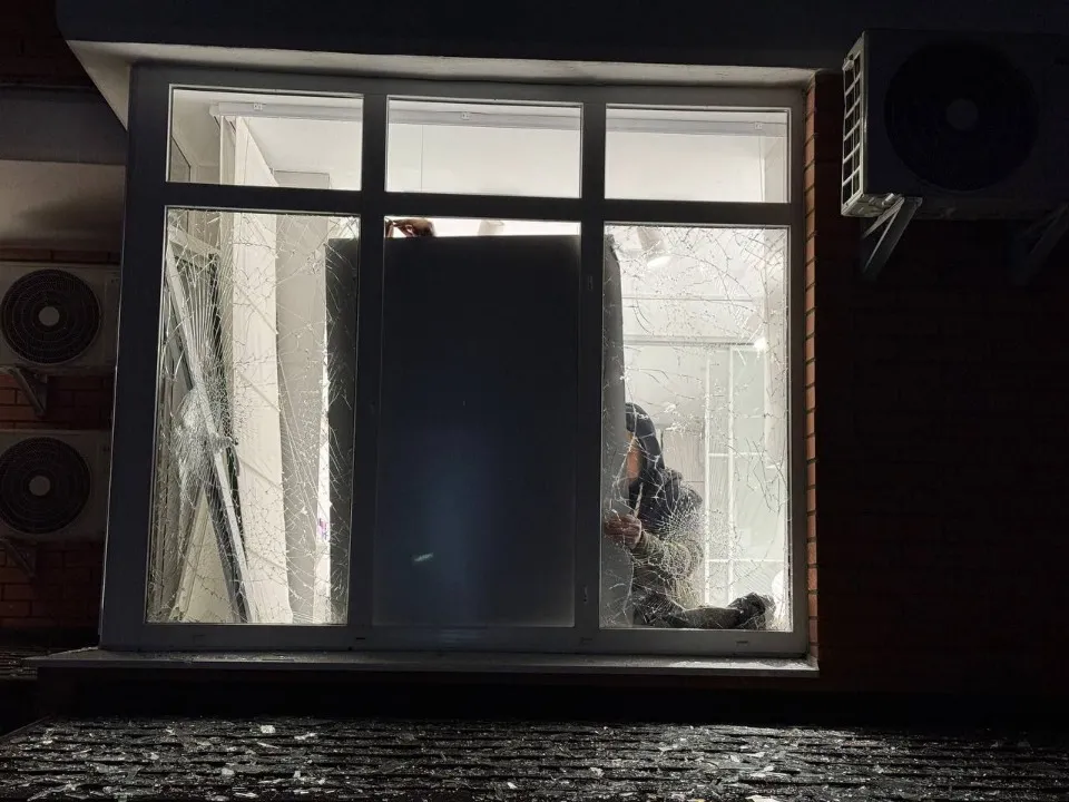 Люди самостійно лагодять вікна у своїх квартирах після атаки на Одесу