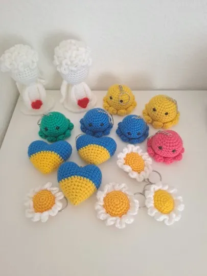 Сувеніри, кошти з продажу яких йдуть на потреби ЗСУ. В'яже Валентина Бучко