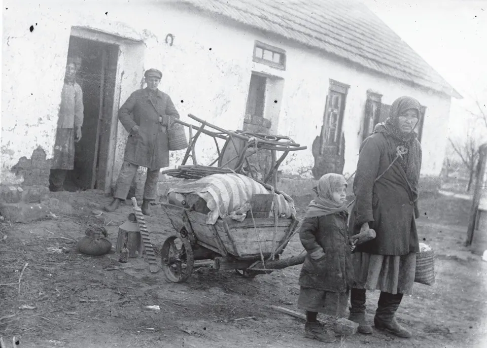 Розкуркулили. 1930 р., с. Удачне Гришенського (тепер Покровського) району Донецької області.: