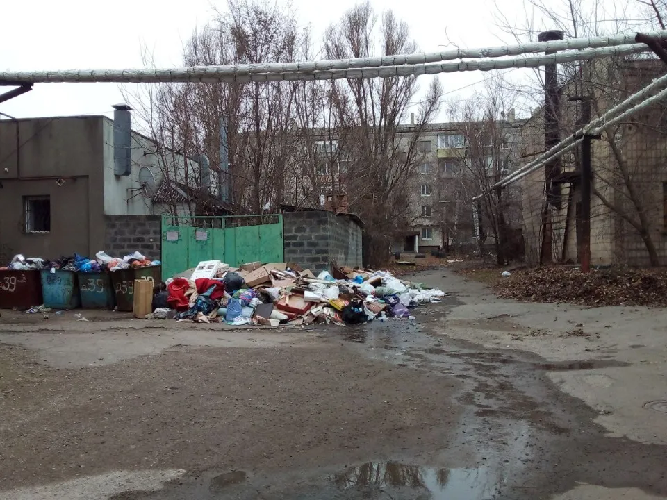 Луганськ, сміття на вулиці, сміттєзвалище