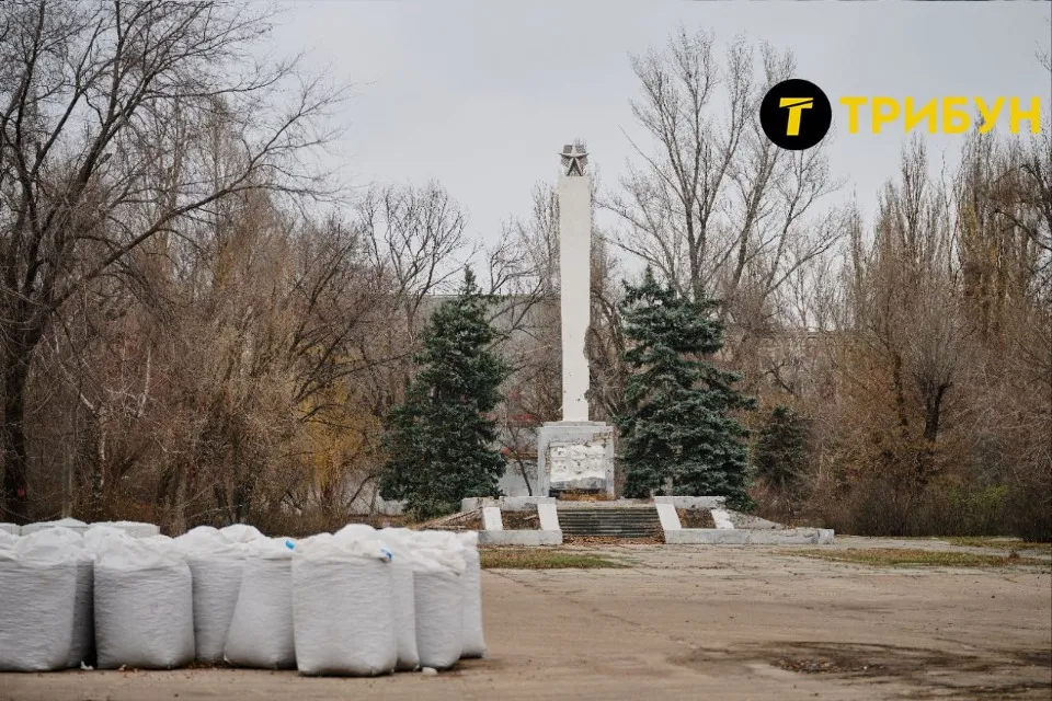 Пам'ятник воїнам-рубіжанам у сквері за кінотеатром Комсомолець Рубіжне