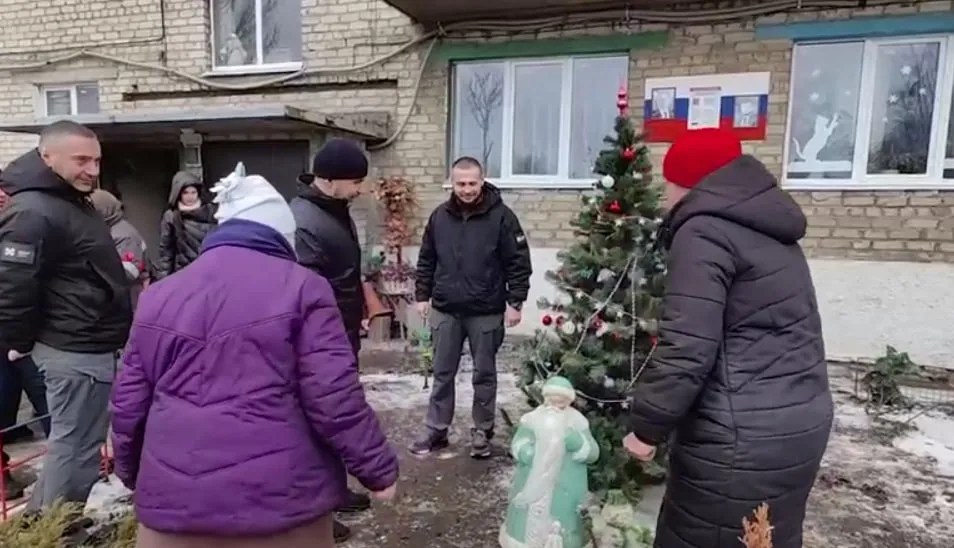 Ялинка у зруйнованій Авдіївці