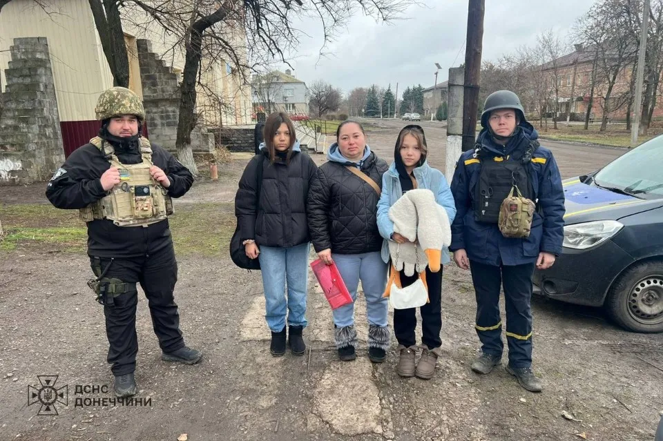 з Покровського району Донеччини рятувальники вивезли жінку з двома дітьми
