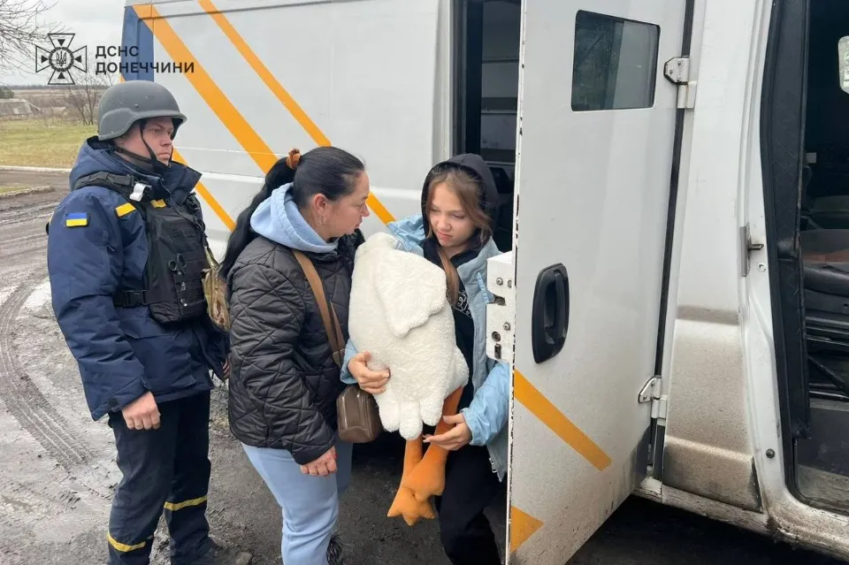 з Покровського району Донеччини рятувальники вивезли жінку з двома дітьми