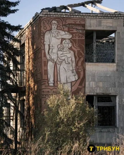 Настінне зображення, виконане в техніці сграффіто на одній з будівель в Сватовому: