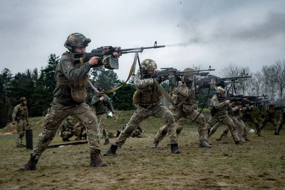 Фінч, військовослужбовець, сержант АЗОВ