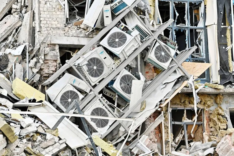 Мешканці Ізюму оговтуються після обстрілу. Поранено 3 дітей. Фото