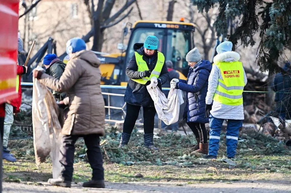 Мешканці Ізюму оговтуються після обстрілу. Поранено 3 дітей. Фото