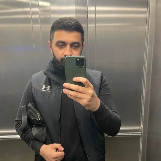 Невідомий Фара, ймовірно, хтось із адміністративної команди закладу