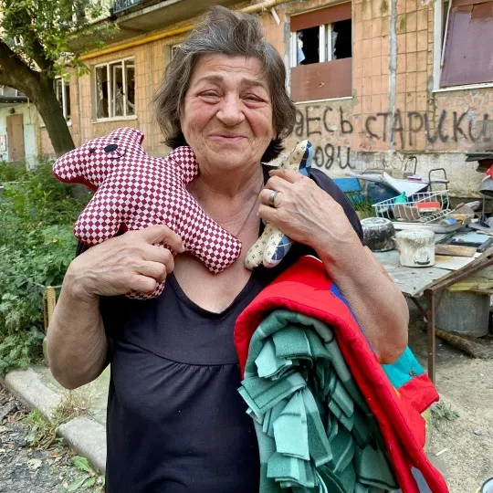 людина пенсіонерка жінка гуманітарна допомога прифронтова територія