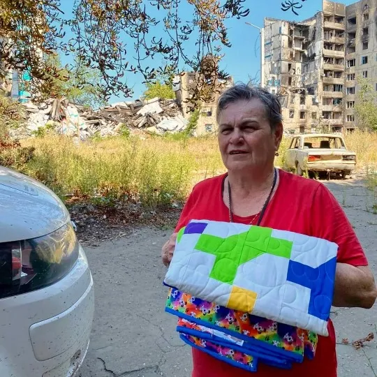 людина пенсіонерка жінка гуманітарна допомога прифронтова територія