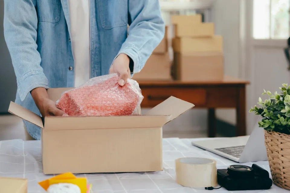 пакування товару в коробки