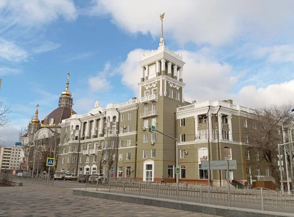 Маріуполь, будинок зі шпилем