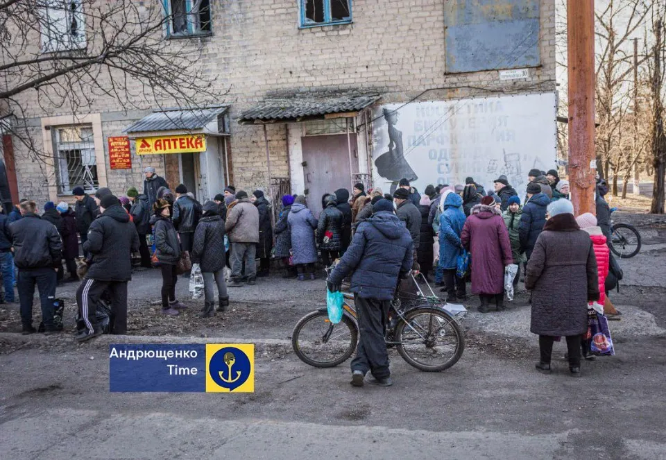 Українськ люди черга біля аптеки